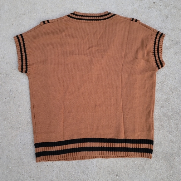 Short Sleeve Sweater Size L - Picture 4 of 4
